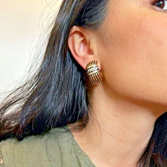 Vtg 80s clip on statement earrings two‎ tone costume fashion huggie half moon - Picture 2 of 7